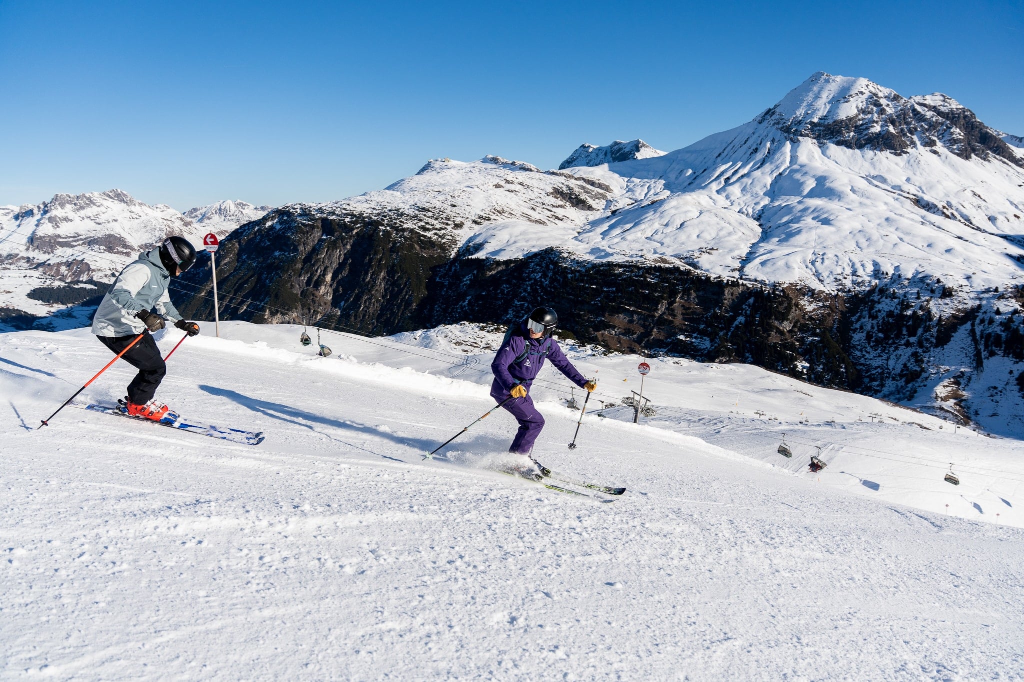 Ein flow Guide führt eine kleine Gruppe über eine präparierte Piste am Arlberg.